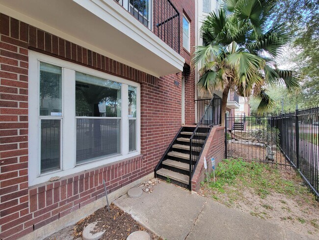 Building Photo - Beautiful Home with a Smart, Functional Fl...