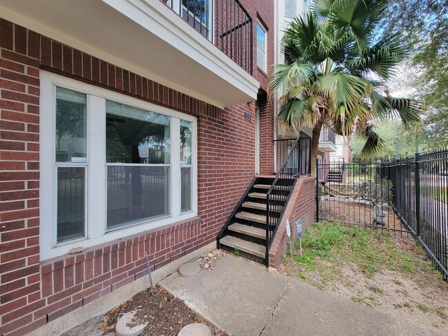Building Photo - Beautiful Home with a Smart, Functional Floor Plan!