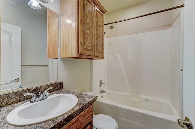 Building Photo - 608 Shady Oak