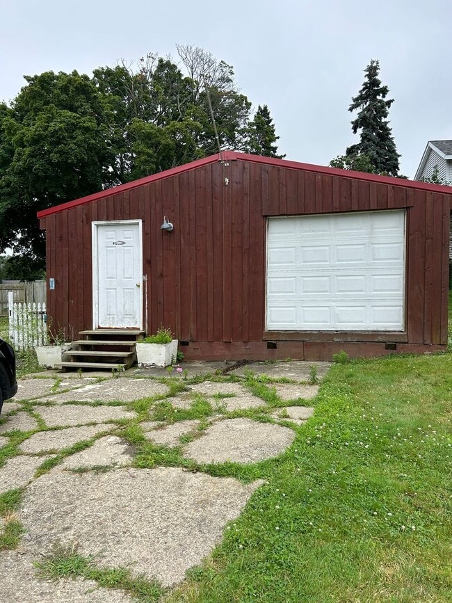 Building Photo - Beautiful 3 bdrm Home! Double Lot!