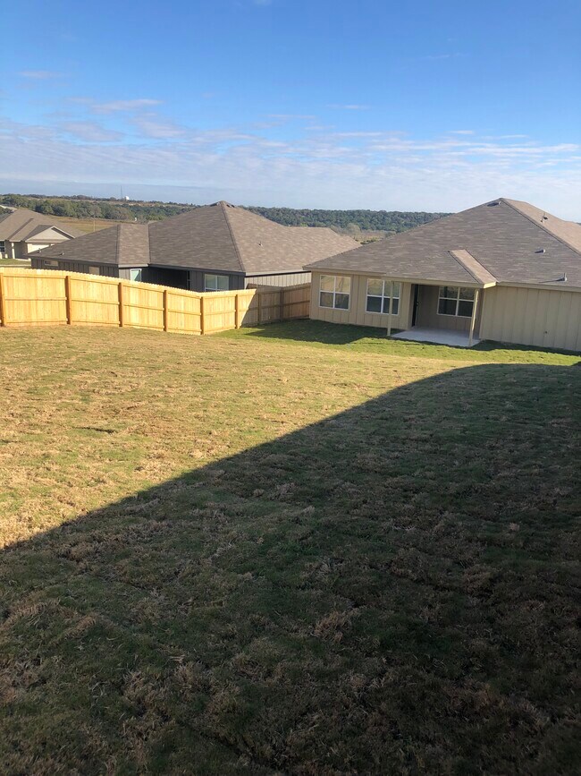 Building Photo - 210 Fawn Ridge Dr