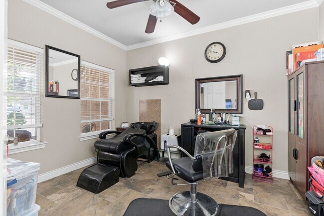 Building Photo - 631 Apache St