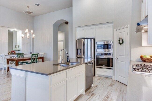 Building Photo - 905 Lady Bird Dr