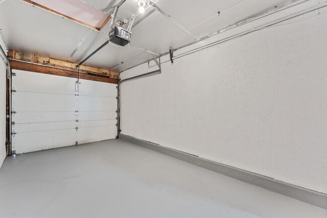 Building Photo - 485 Meadow Green Ln
