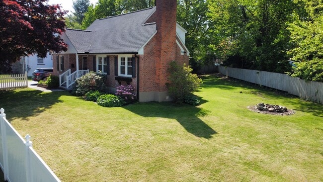 Building Photo - 611 Woodside Ave
