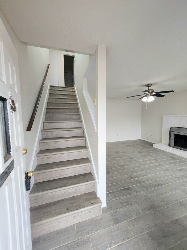 Building Photo - 10045 Emerald Creek Dr