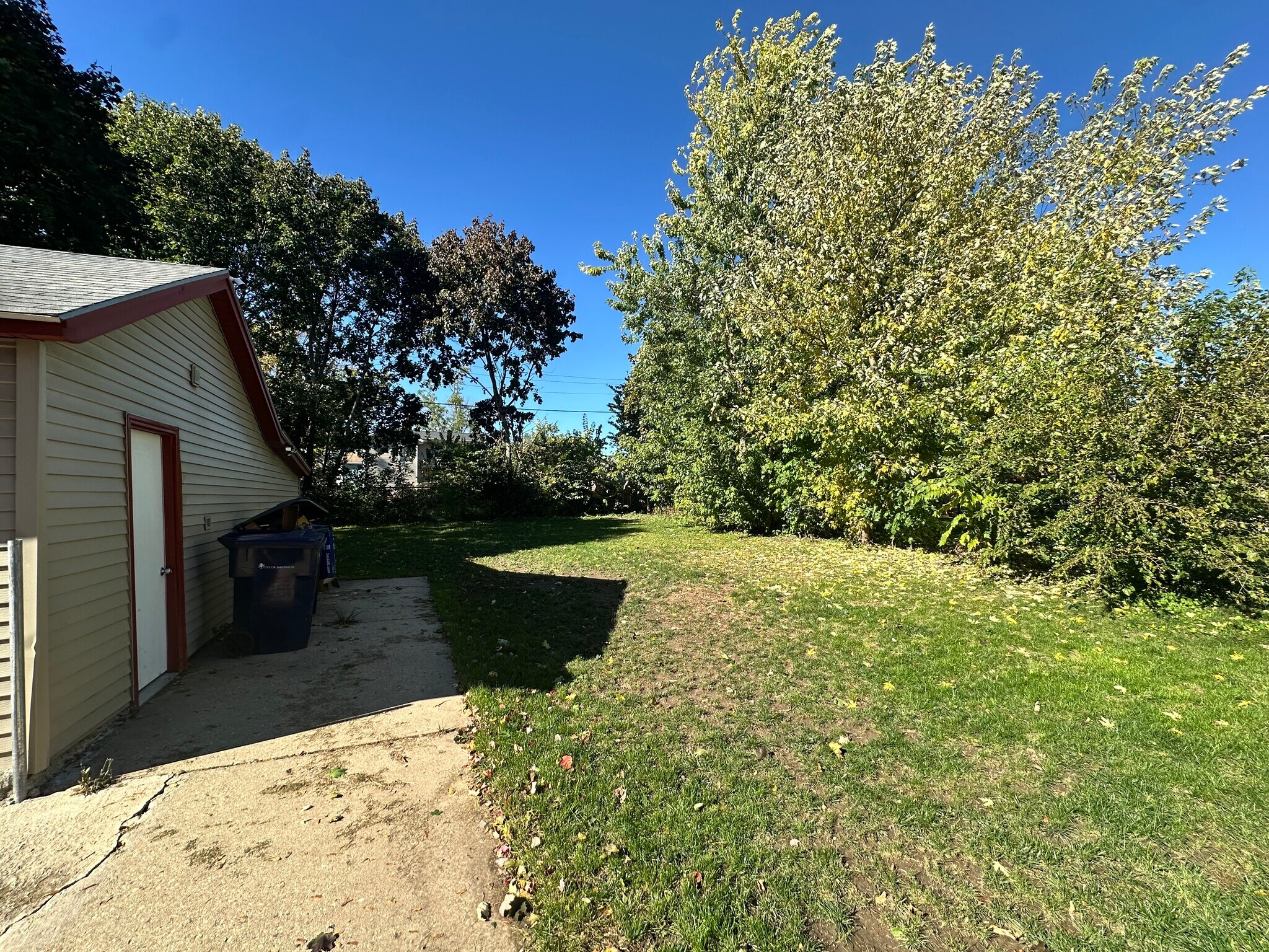 Building Photo - 318 S Locust St