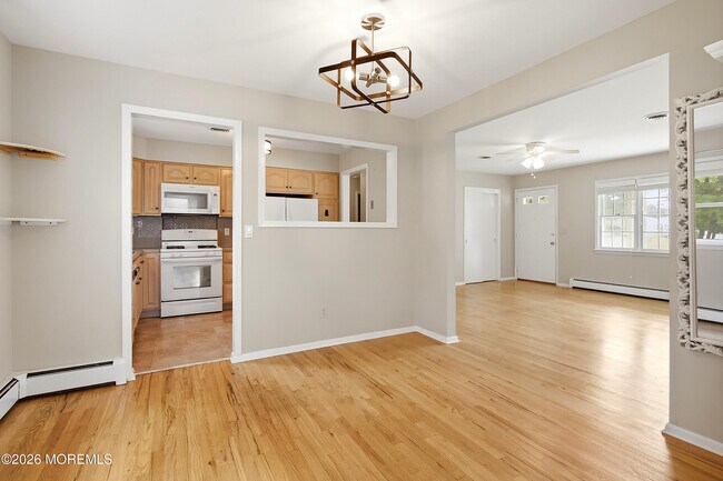 Building Photo - 943 Edgebrook Dr N