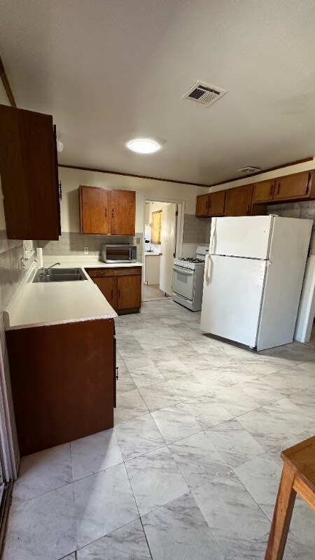 Building Photo - 4640 Clairemont Dr