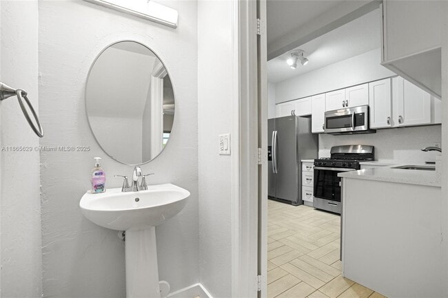Building Photo - 8031 Sanibel Dr