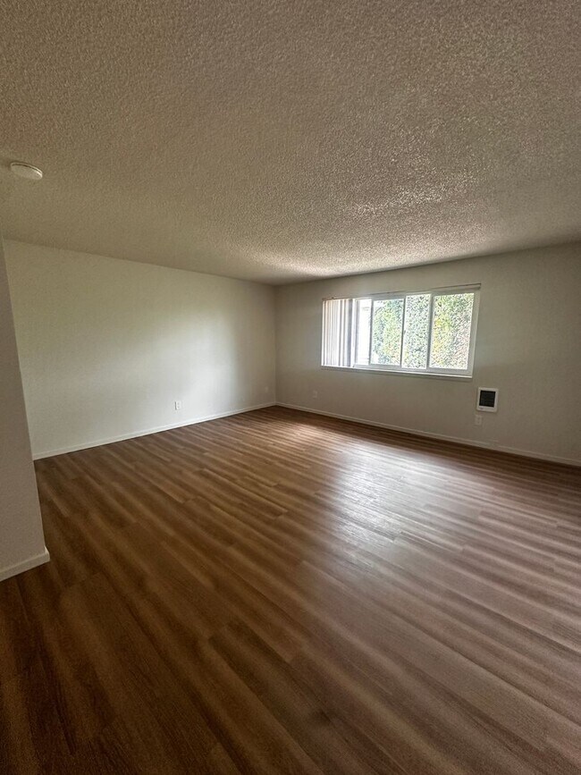 Building Photo - Spacious 3-Bedroom Apartment with Limited-...