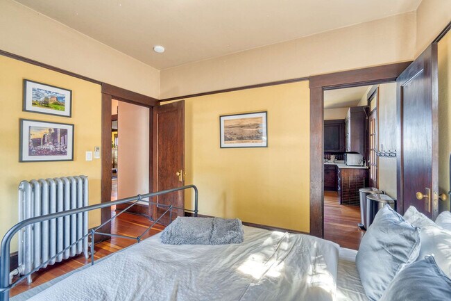 Building Photo - 2034 NE Flanders St