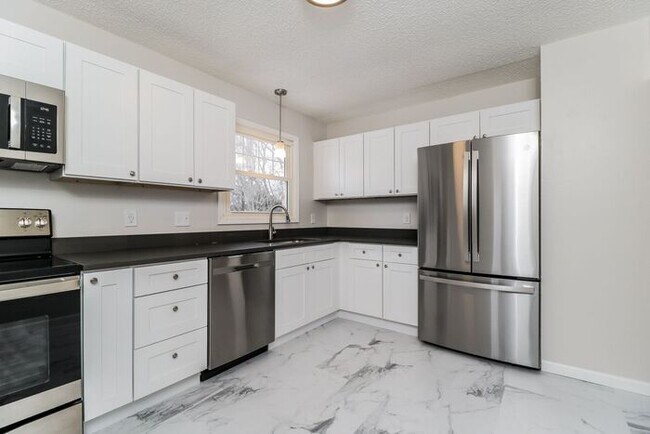Building Photo - Beautiful 3 Bedroom and 2 Bath Ranch Home ...