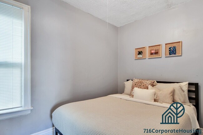 Building Photo - Furnished 3-Bedroom Carriage House on Bird Ave