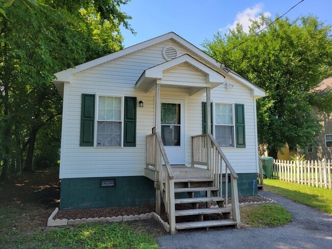 Building Photo - 3 Bedroom 1 Bathroom