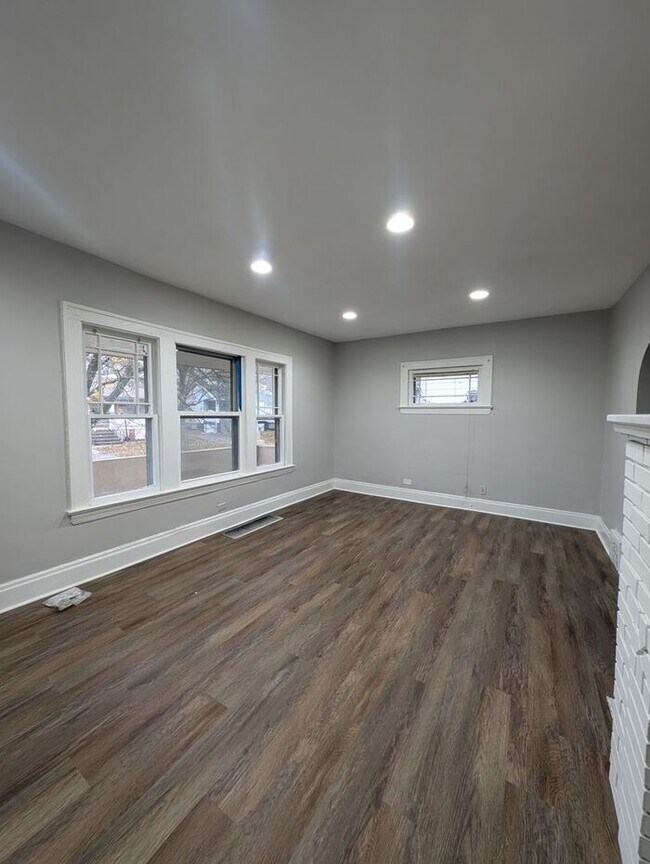 Building Photo - Charming 3BR 1BA Home w/  Solar Panels • Driveway in Cleveland