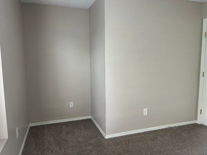 Building Photo - 1501 Coolcrest Dr