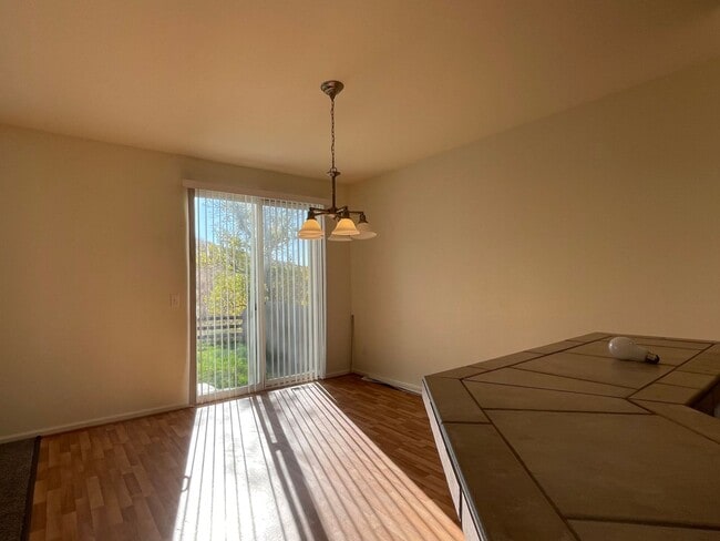 Building Photo - 3Bed 3Bath Home In Erie Available July!