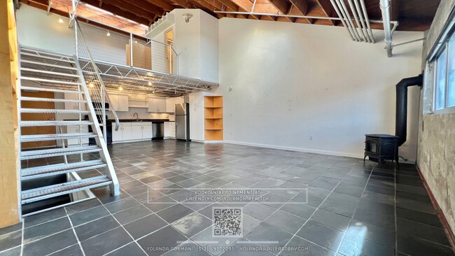 Building Photo - Lovely loft in Emeryville walking distance...