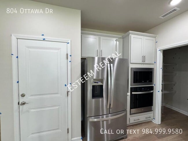 Building Photo - 804 Ottawa Dr