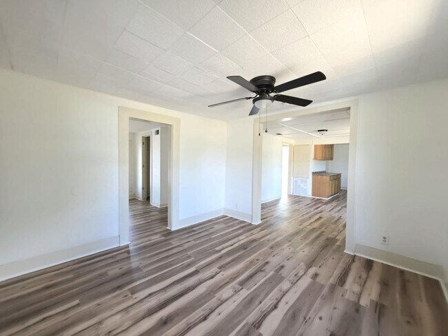 Building Photo - 101 E Osr