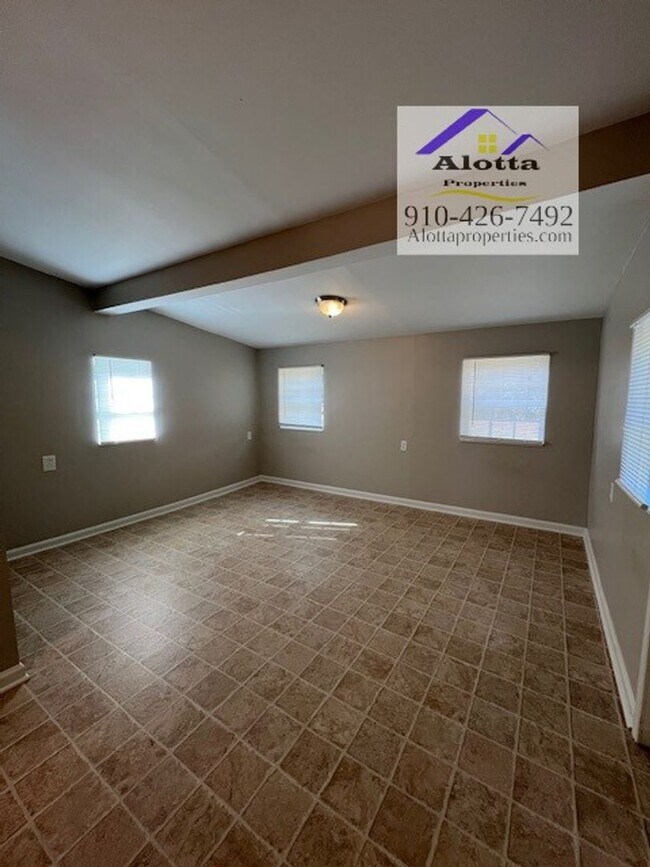 Building Photo - 3662 Golfview Rd