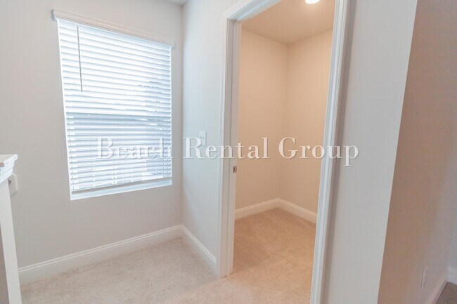 Building Photo - 427 Waterend Dr