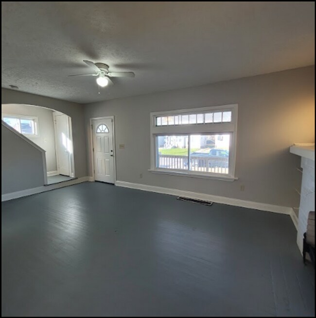 Building Photo - Single Family Home 4  beds 1.5 bath FOR RENT!
