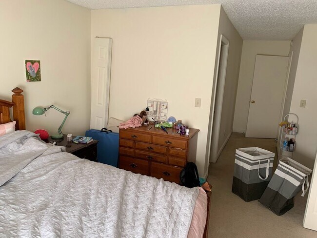 Building Photo - Spacious 2 Bedroom Condo Near Downtown Ath...