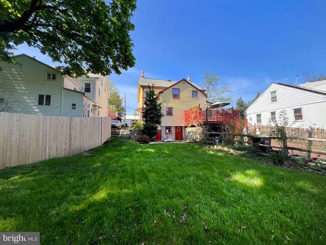 Building Photo - 138 E Oakland Ave