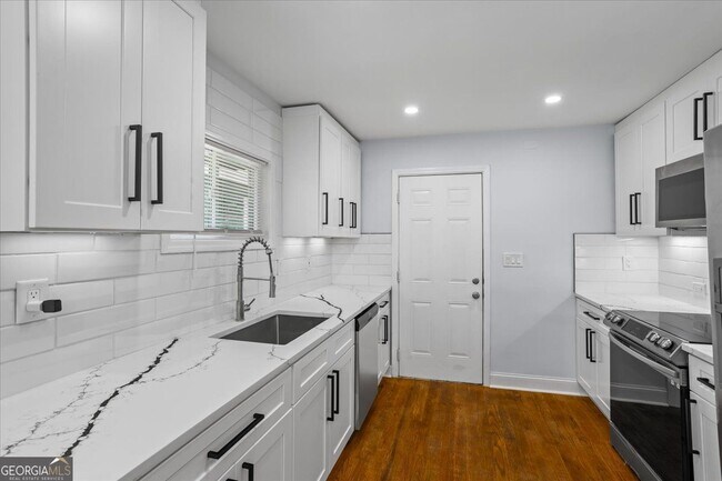 Building Photo - 2223 Columbia Dr