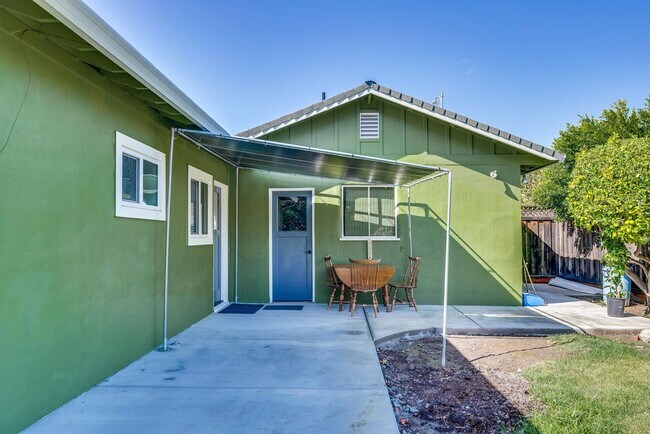 Building Photo - Remodeled 3-bedroom 1 bath