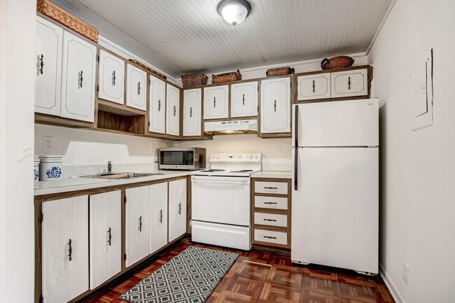 Building Photo - 42 Burgundy A