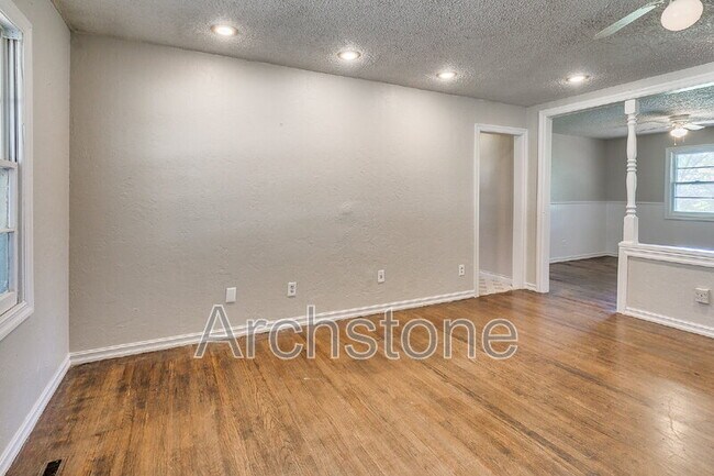 Building Photo - 724 General Senter Dr