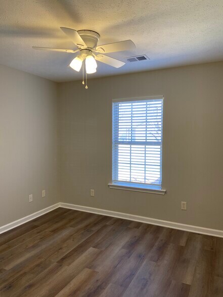 First bedroom - 122 Peach St