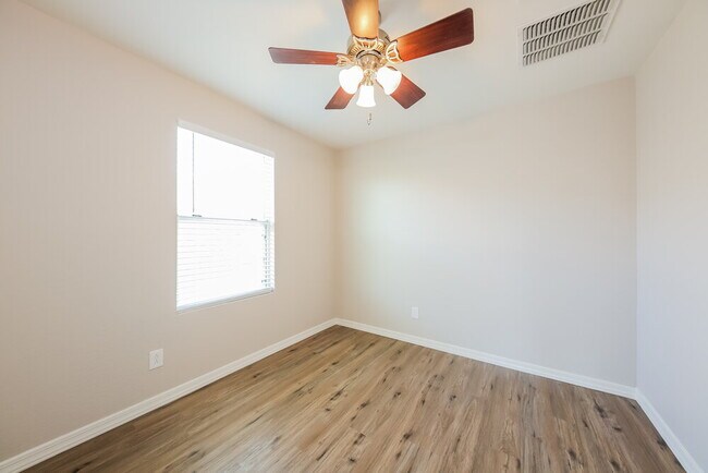 Building Photo - 12537 W Via Dona Rd