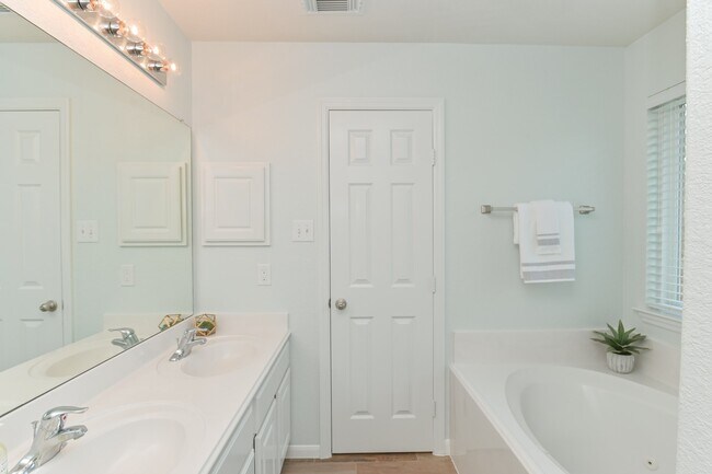 Building Photo - 4022 Mt Everest Way