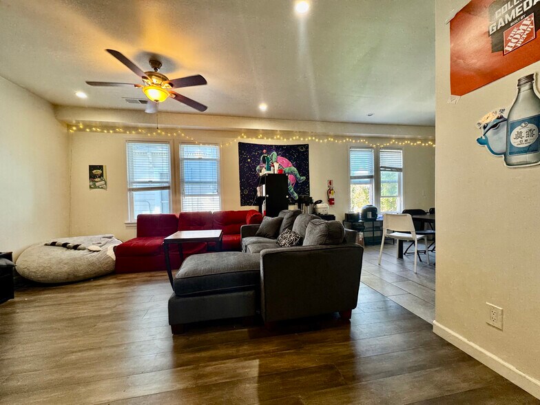 Building Photo - 2211 Haste St