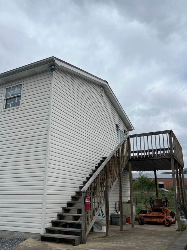 Building Photo - 3 bedroom fully furnished apt