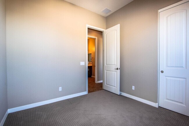 Building Photo - 4 Bedrooms in Granville