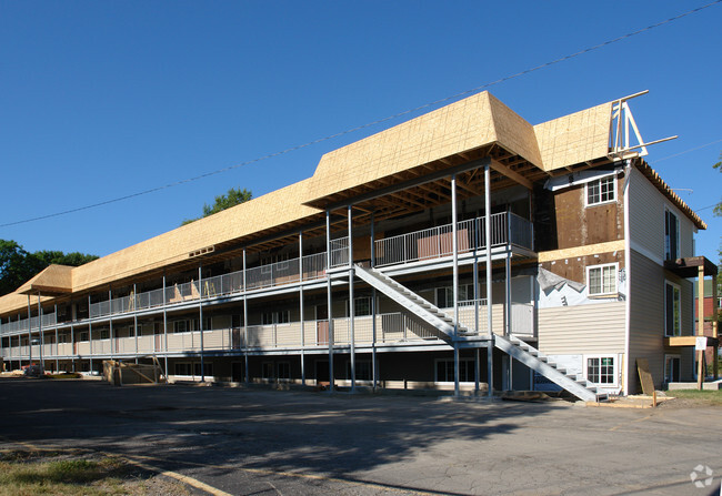 Building Photo - 1200-1204 E Grand River Ave