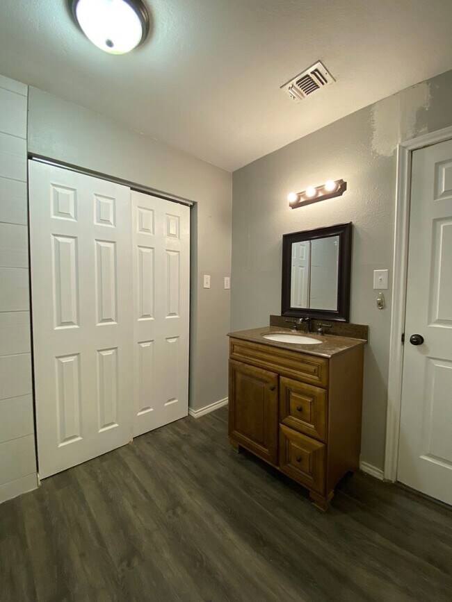 Building Photo - Large family home in Grape Creek!