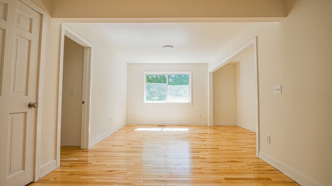 Building Photo - 25 Oakleaf Dr