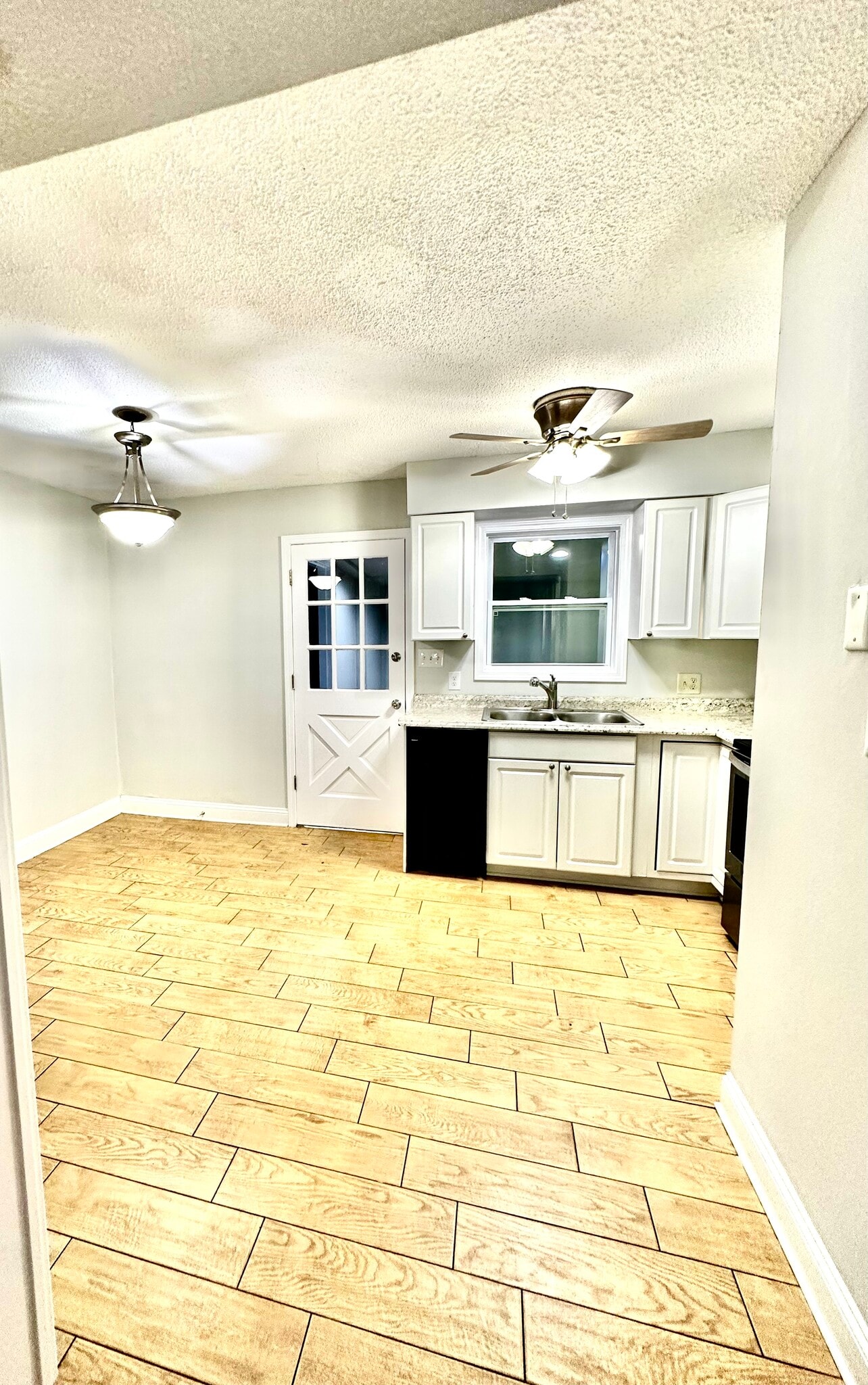 Building Photo - 1605 Fawn Vista Dr N