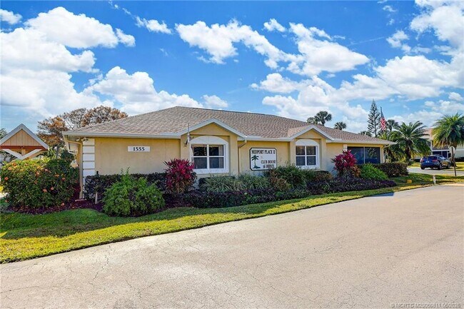 Building Photo - 1537 SE Royal Green Cir