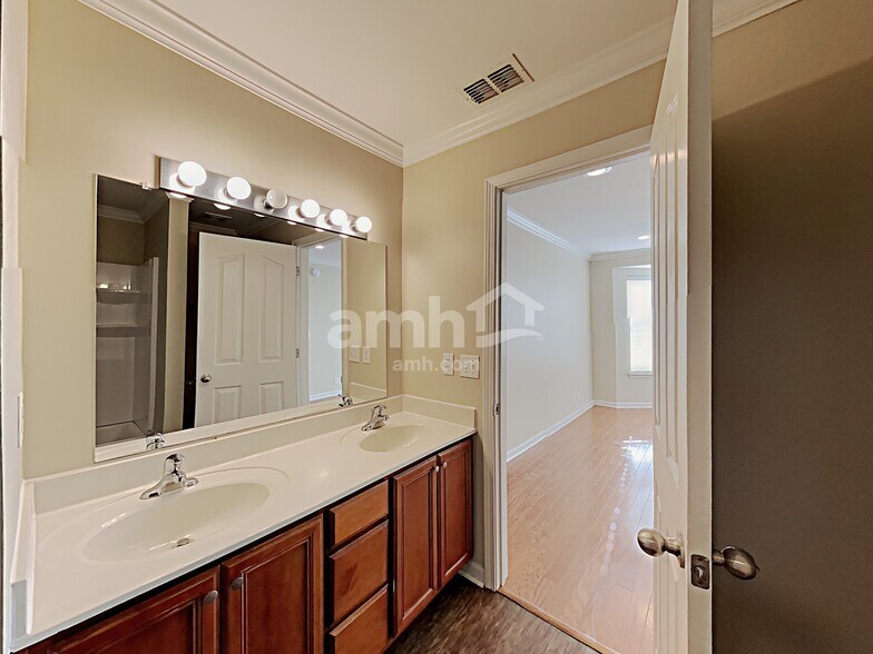 Building Photo - 2106 Bimelech Ln