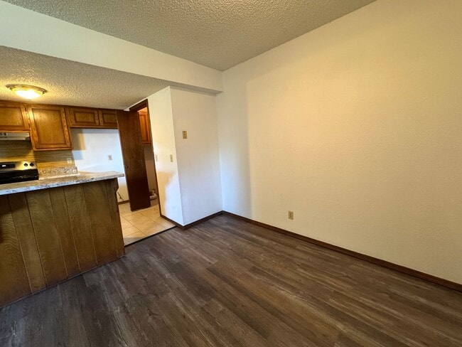 Building Photo - 3 bedroom 2 full bathroom Duplex home in B...