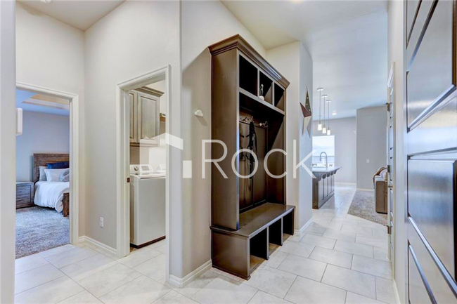 Building Photo - Gorgeous 3 Bedroom Home with Storm Shelter located in The Waters in Moore!! **All Appliances Incl...