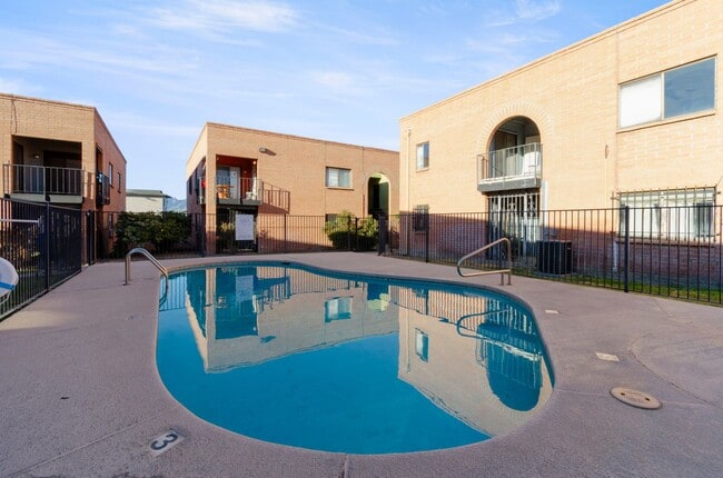 Building Photo - Great Columbus Condo!