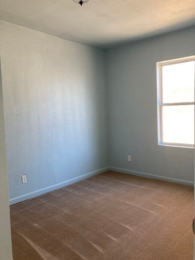 Building Photo - 421 W 3rd St